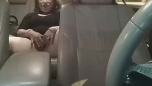 Amateur plump darling masturbates in the car