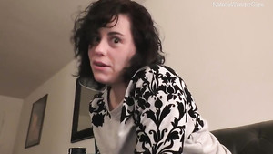 Dark-haired MILF takes off her jeans and spreads her buttocks