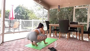 Yoga lesson turns into a lesson of a good sex